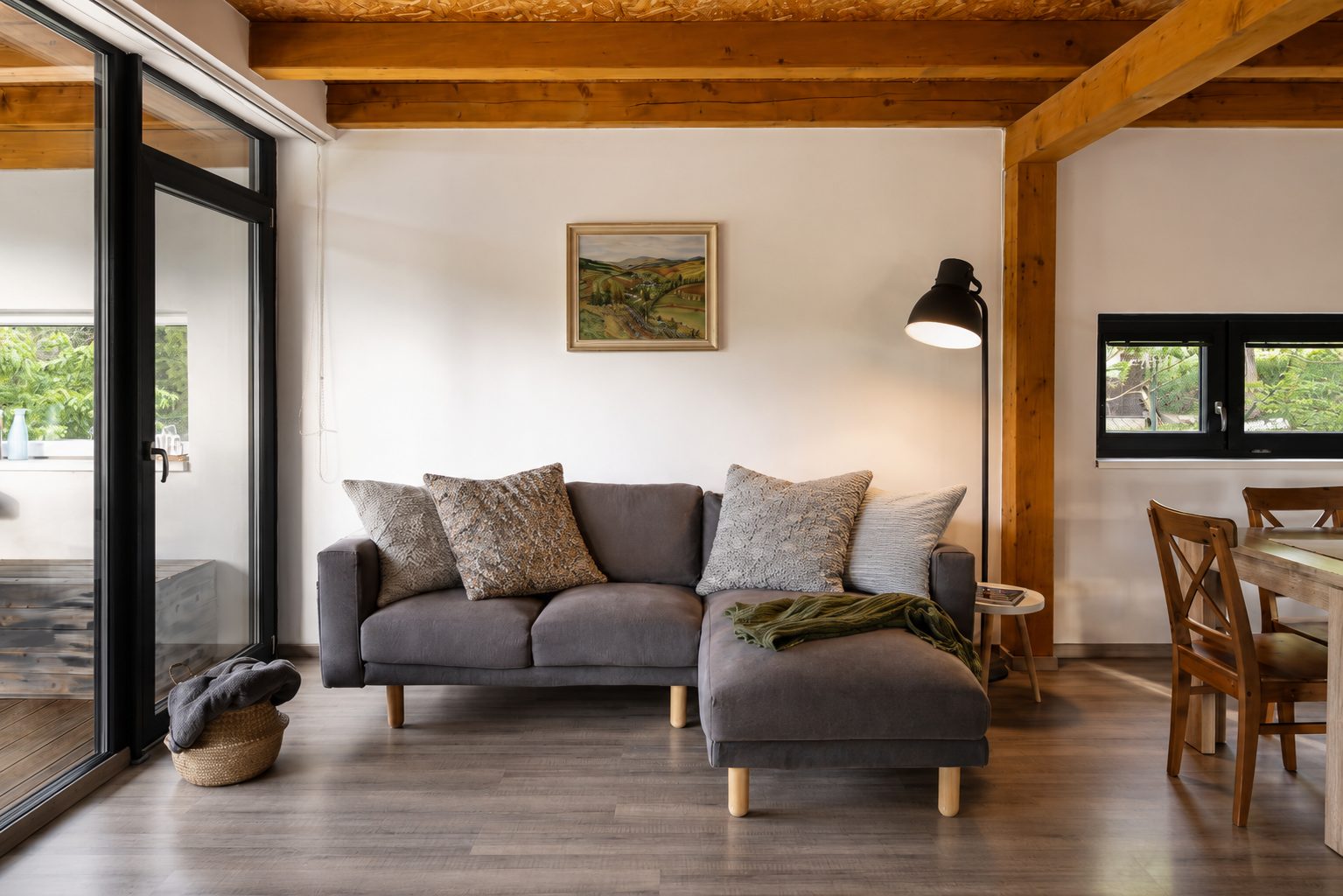 Světlý obývací detail moderní chaty